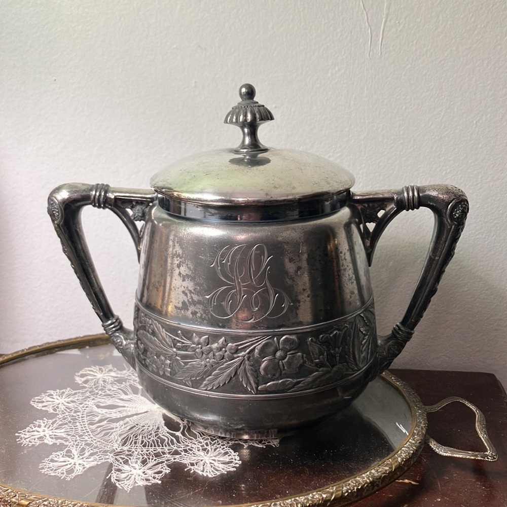 Antique/Vintage Meriden Silverplate Co. Quadrupleplate 1437 Floral Sugar Bowl